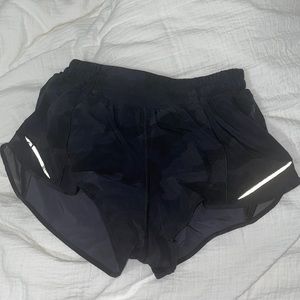 LULULEMON size 6 Hotty hot 2.5 low rise camo shorts